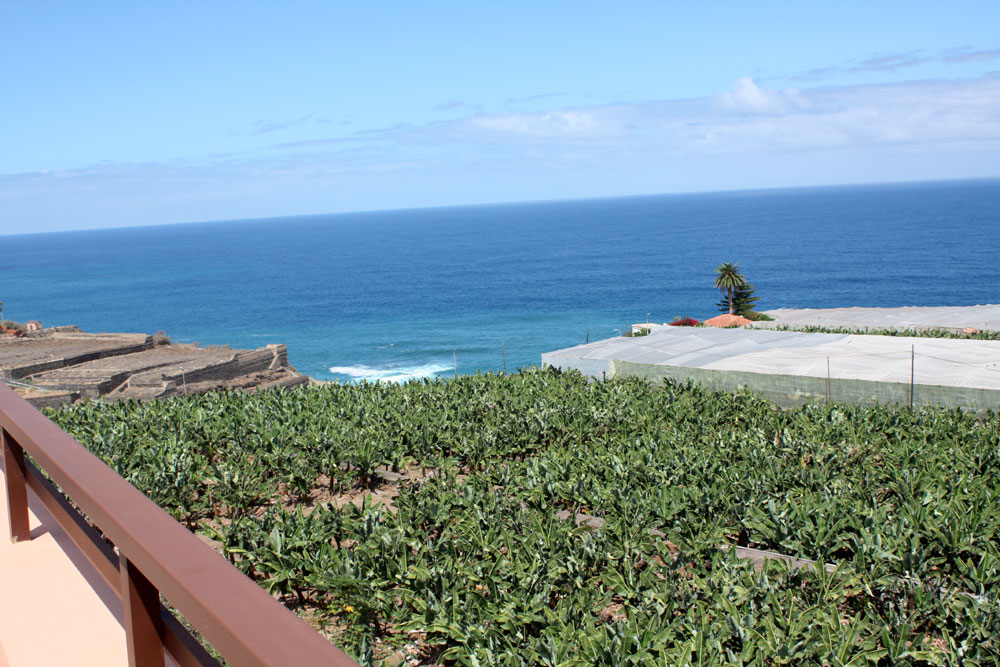 Blick über das Land auf das Meer 